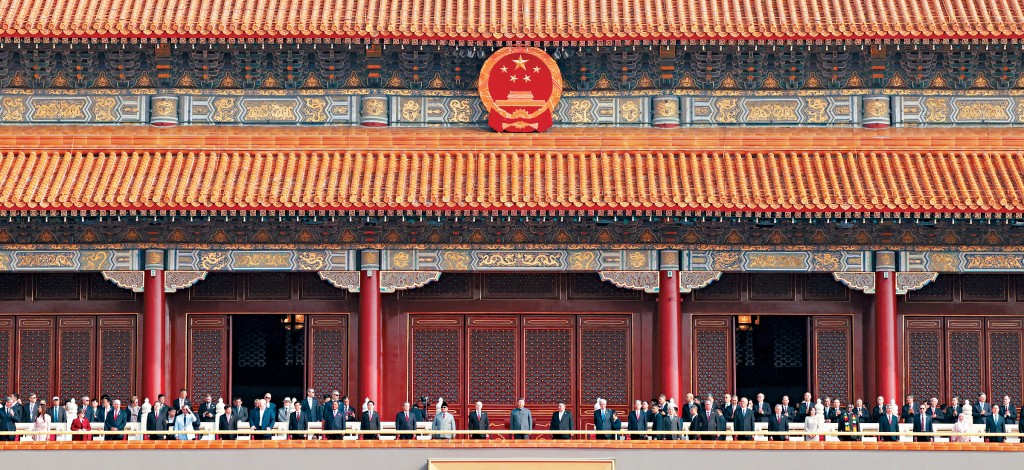 國家主席習近平等中外領導人在天安門城樓上。