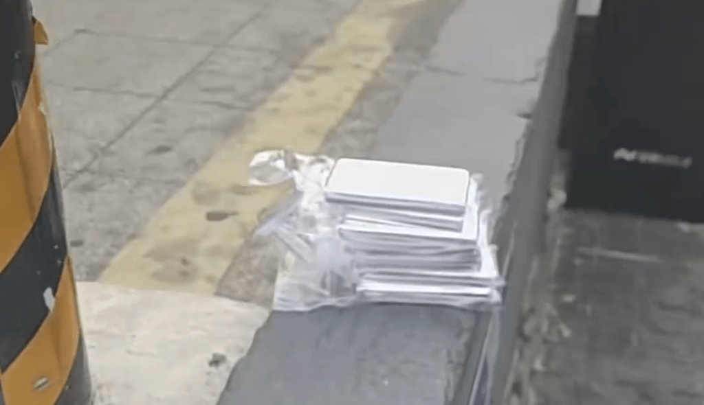 深圳水貝¥15萬銀磚遺留街頭。 南方都市報