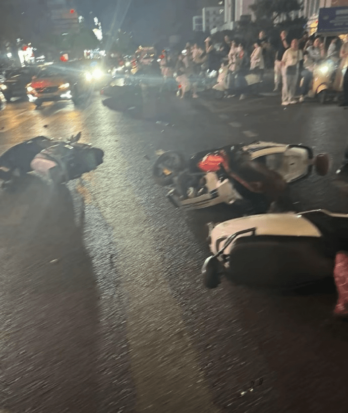 小米SU7鄭州車禍現場畫面,多輛車被撞。 微博@老K評說 小米SU7鄭州車禍現場畫面,多輛車被撞。 微博@老K評說