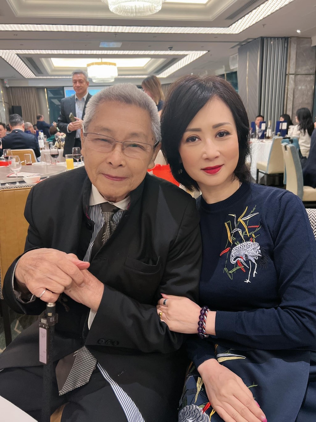 刘兆铭与谭炳文女儿谭淑莹的合照，笑容灿烂又亲切，更有一点慈祥老人的感觉。