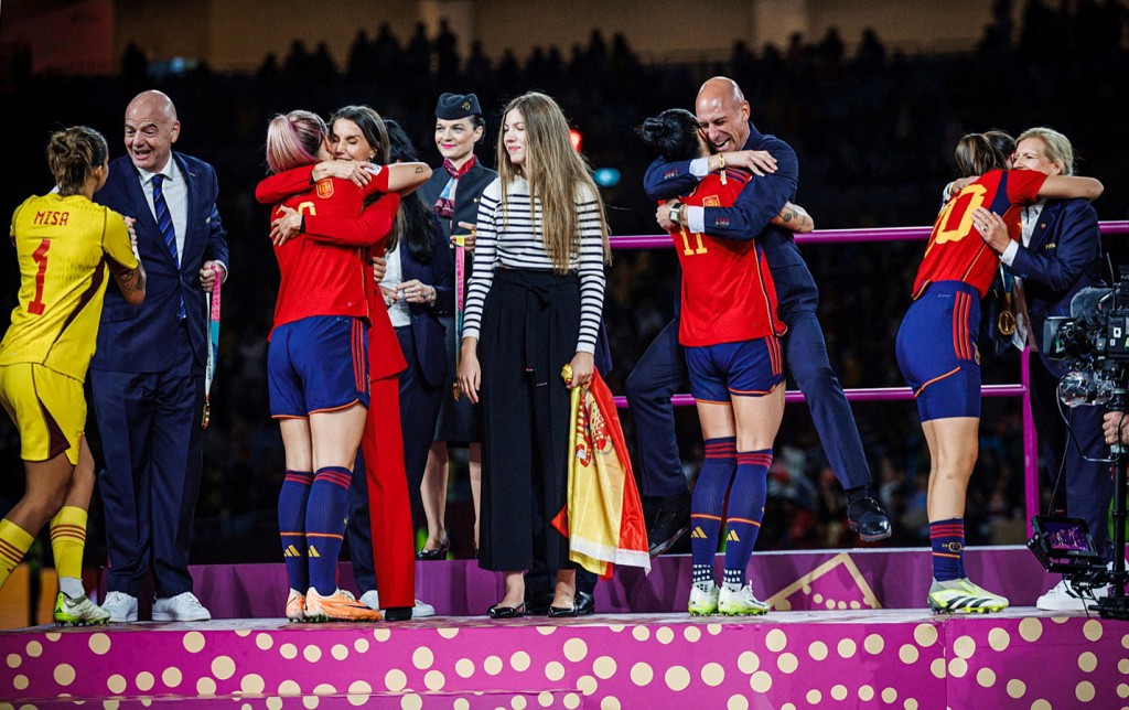 西班牙足總主席盧比亞利斯在女足奪得今屆女子世界盃後，在頒獎台上擁抱並以嘴對嘴方式吻了女足球員靴莫素。路透社