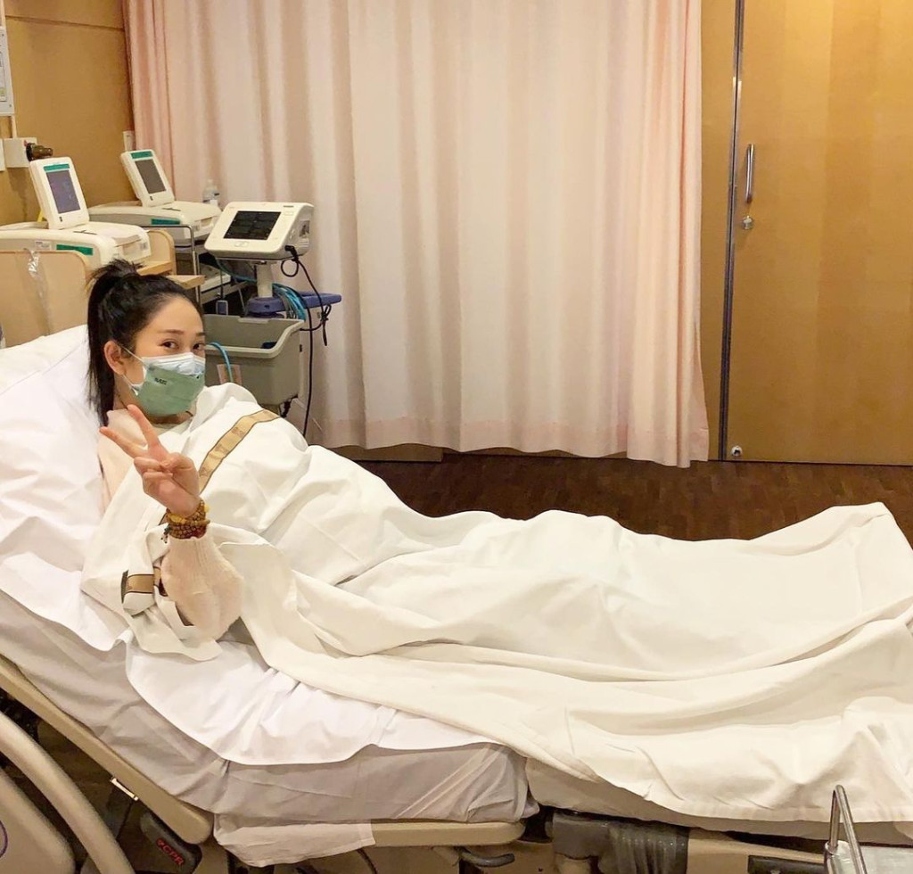 蔡明思因见红及阵痛而入院待产。