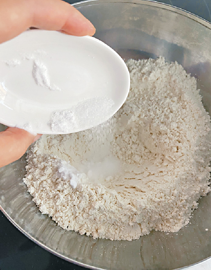 用另一個盤，將麵粉、烘焙梳打粉和鹽三種乾材料拌勻。