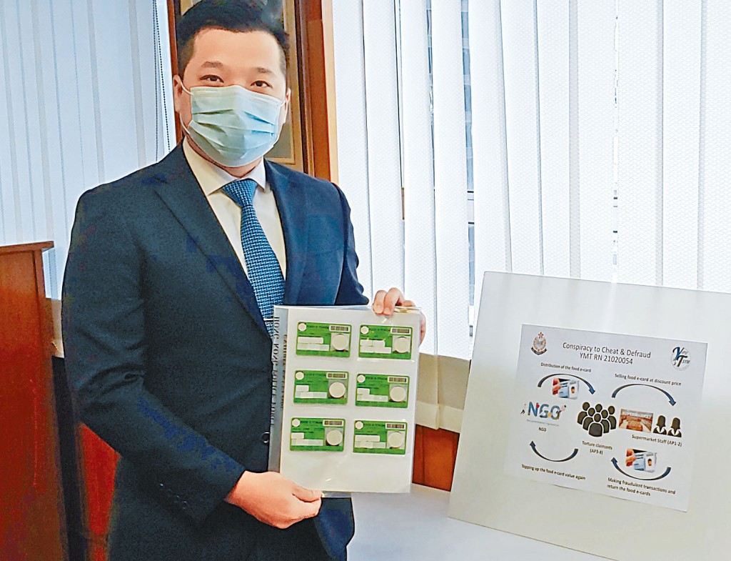 ■陳世章督察展示檢獲的電子食物儲值卡。