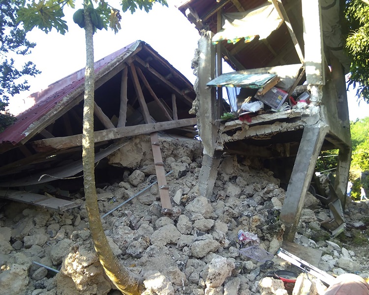 大量建筑物倒塌及有多间房屋损毁。AP 