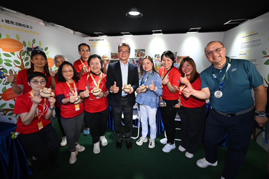 香港特别行政区政府财政司司长陈茂波（左四）、香港特别行政区政府文化体育及旅游局局长罗淑佩（右四）、香港赛马会公司事务执行总监谭志源（右一）与马会义工队 CARE@hkjc 成员合照。