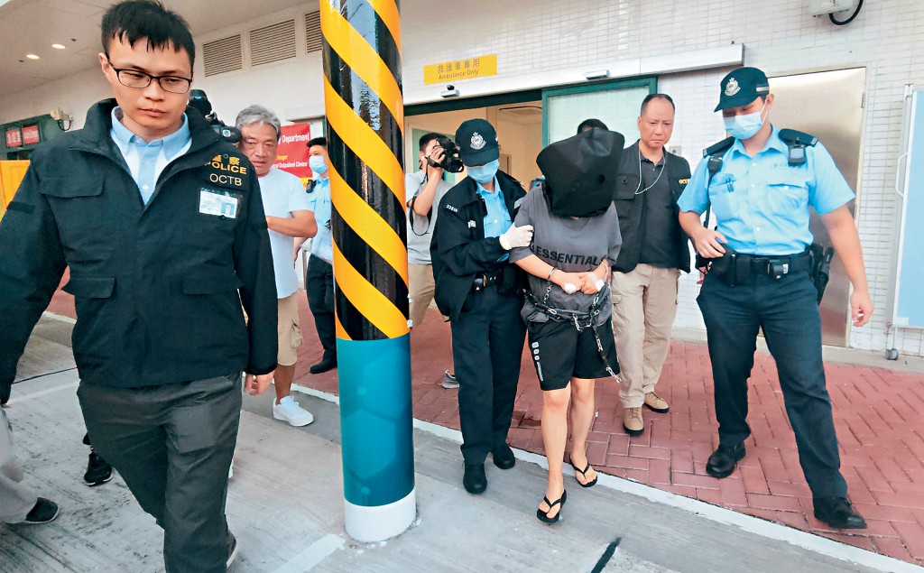 其中一名女疑犯報稱身體不適，在醫院接受檢查後被警方押走。
