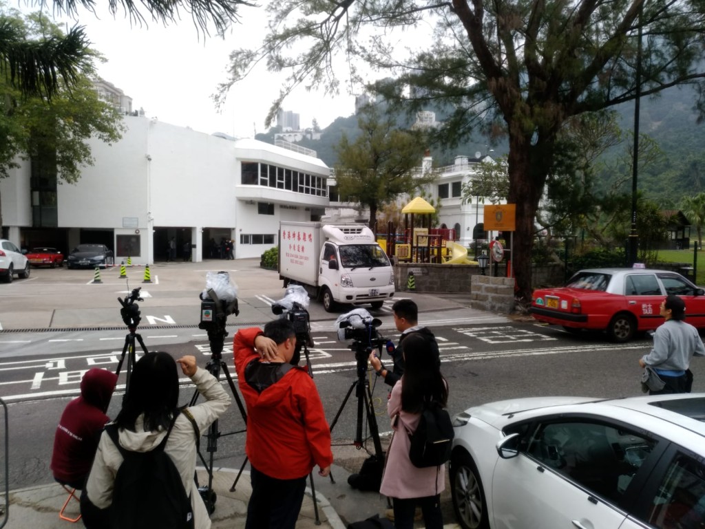 傳媒在深水灣的香港哥爾夫球會門外等候。