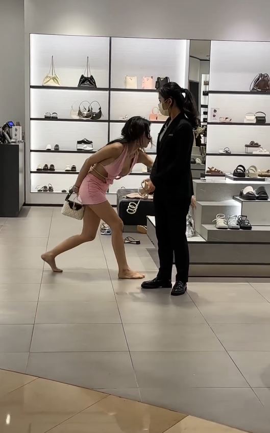 疑似泰籍「性感女子」在台北101失控暴走，搗亂商店。