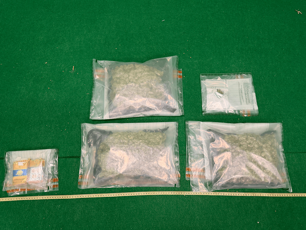 檢獲的懷疑大麻花及未完稅香煙。