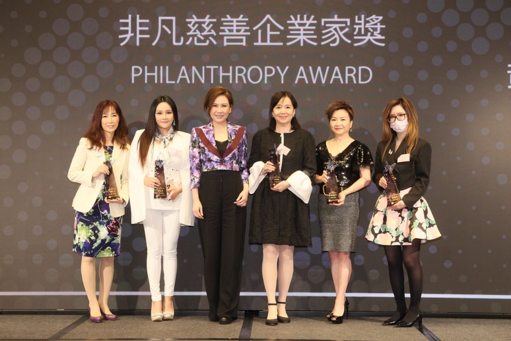 「非凡慈善企業家獎」得獎者：(左起) 嚴偉賢、鄭慧賢、梁賀琪女士、廖湘嵋、黃林趣玲、彭麗明