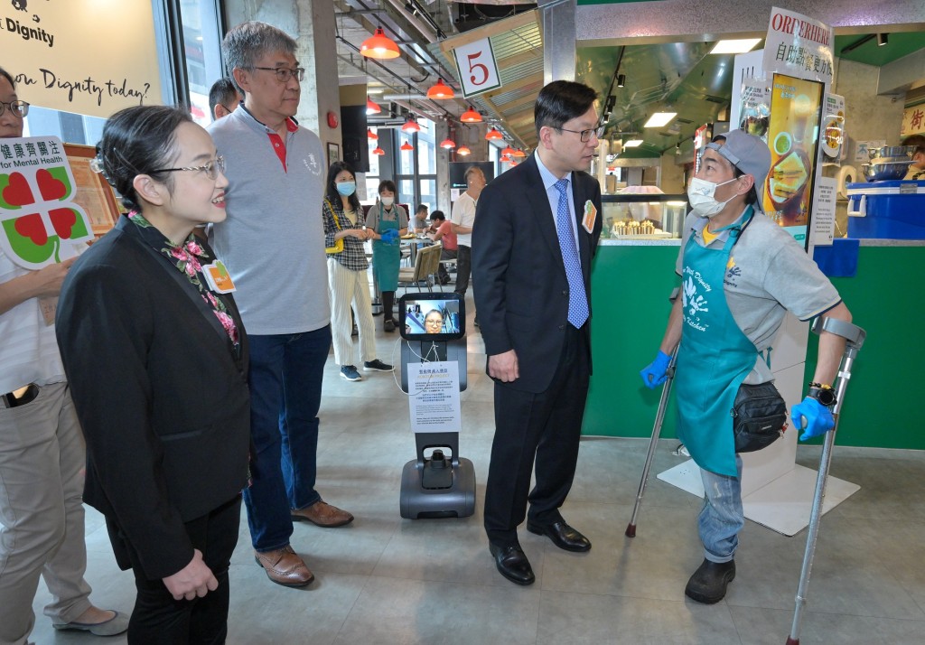 孫玉菡(右二)到訪一間聘用復元人士和殘疾人士的餐廳，並與員工交流。府新聞處圖片