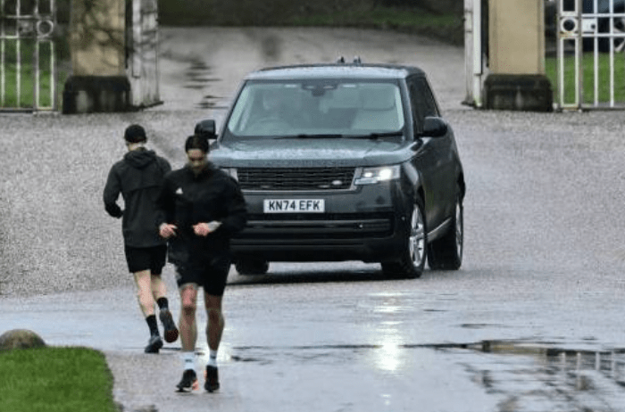 英媒披露，一直身陷醜聞的安德魯（Andrew Mountbatten-Windsor），已於周一（2日）深夜正式搬離其居住超過20年的溫莎「皇家別墅」（Royal Lodge）。法新社