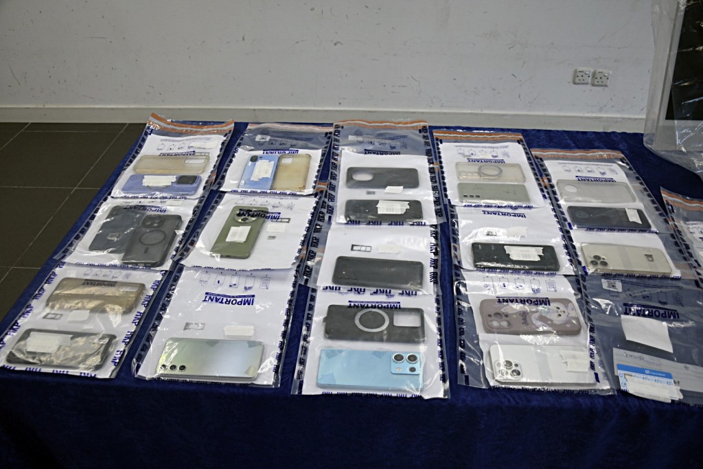 警方展示相關證物。