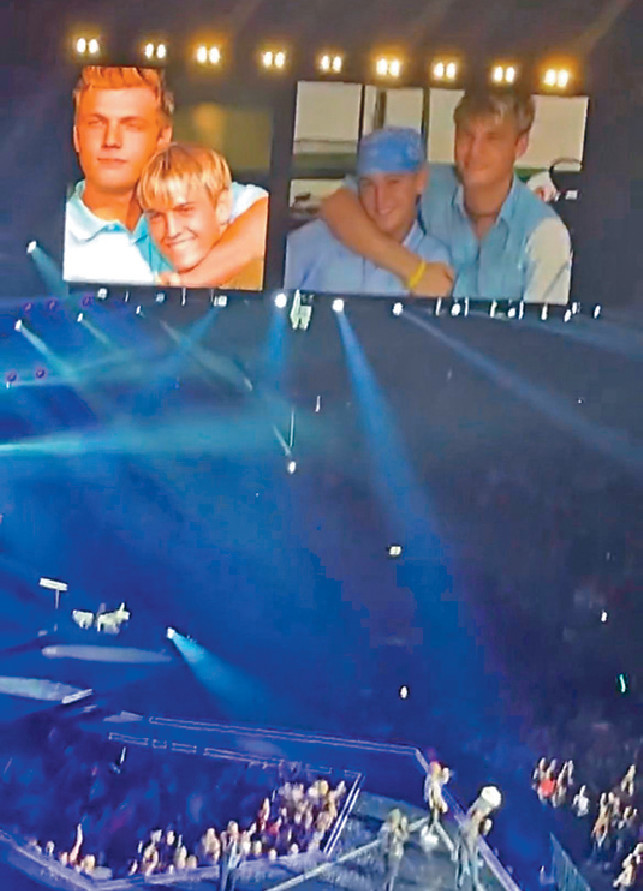 ■演唱會上播出Nick和弟弟Aaron的昔日合照。 ■演唱會上播出Nick和弟弟Aaron的昔日合照。