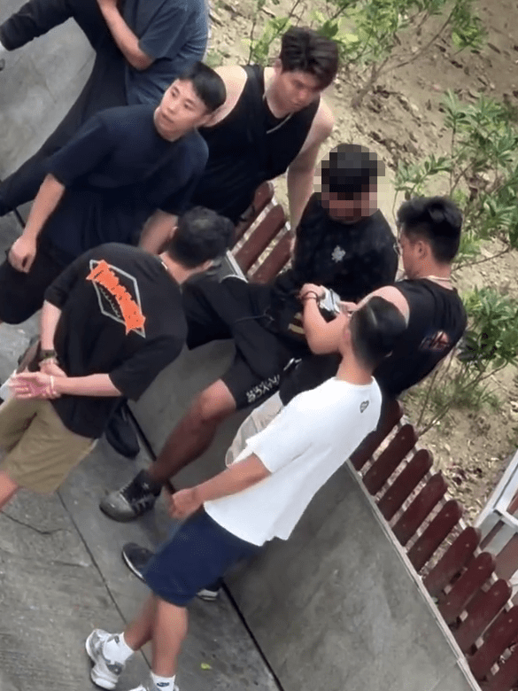 警員截查南亞青年證件。IG@hkbrawler 警員截查南亞青年證件。IG@hkbrawler