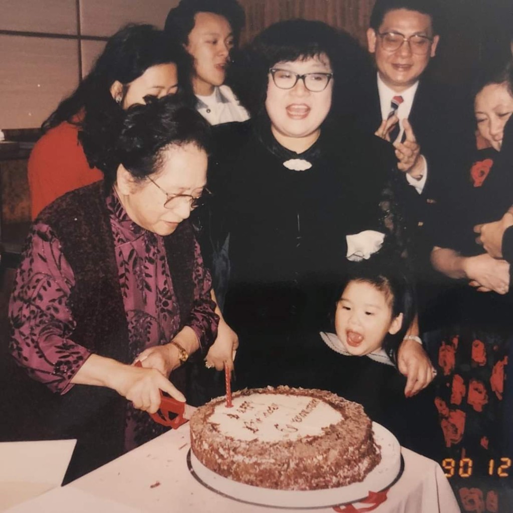 欣宜上載小時欣和媽咪外婆相片來懷緬兩位早已離開了的摯親。