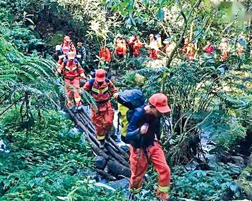 雲南救援隊搜索遇難者。