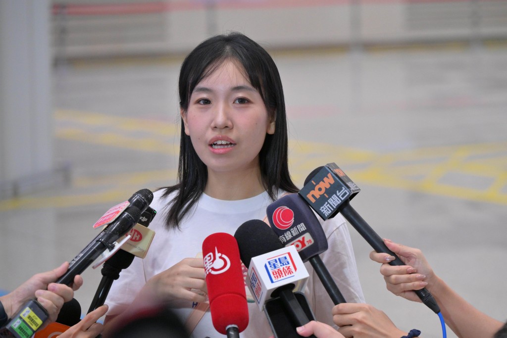 梁小姐。 梁小姐。