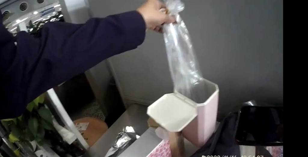 高雄来港旅客行李箱中的茶叶罐竟装有鳗苗。网上图片