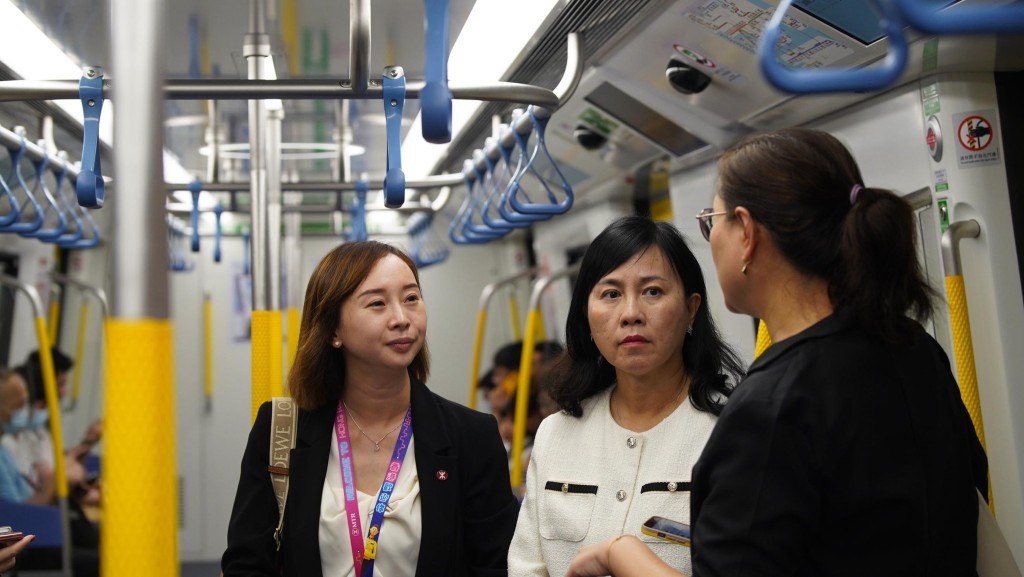 陳美寳到訪港鐵站為前線員工打氣。運輸及物流局fb