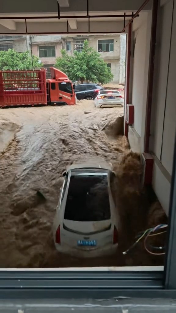 有車輛被洪水沖入建築物地庫位置。抖音@扮演紳士 有車輛被洪水沖入建築物地庫位置。抖音@扮演紳士