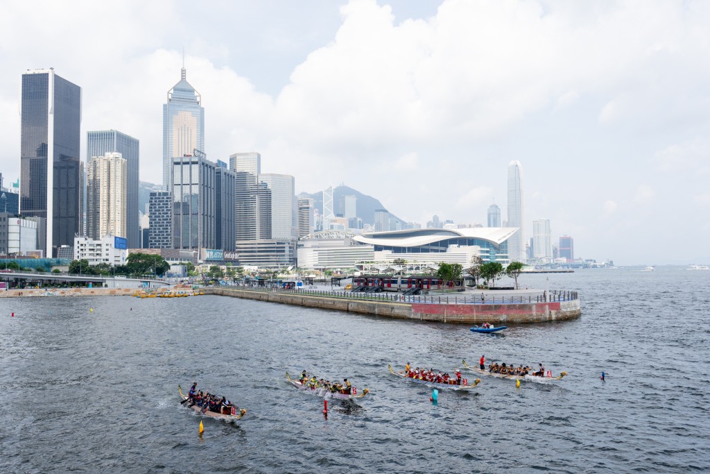 香港游艇会为了延续端阳热潮，今日(6月22日)于铜锣湾吉列岛旁的湾仔海滨「水上运动及康乐主题区」举办「世界航商大会吉列岛杯龙舟赛」(Kellett Island Cup)。