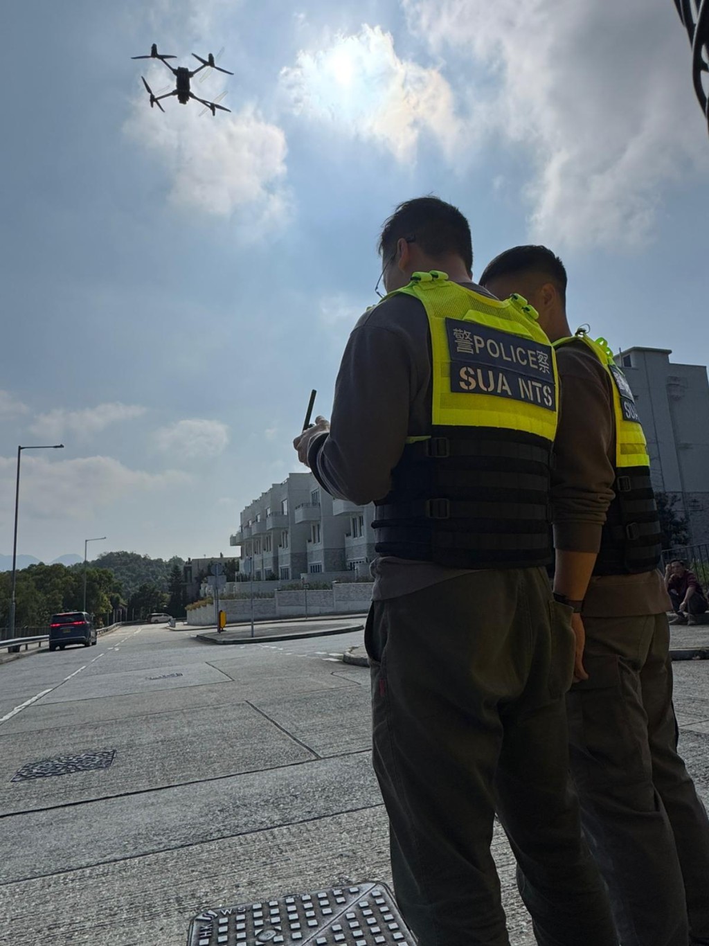警方於行動中配合小型無人機，執行反罪惡高空巡邏。