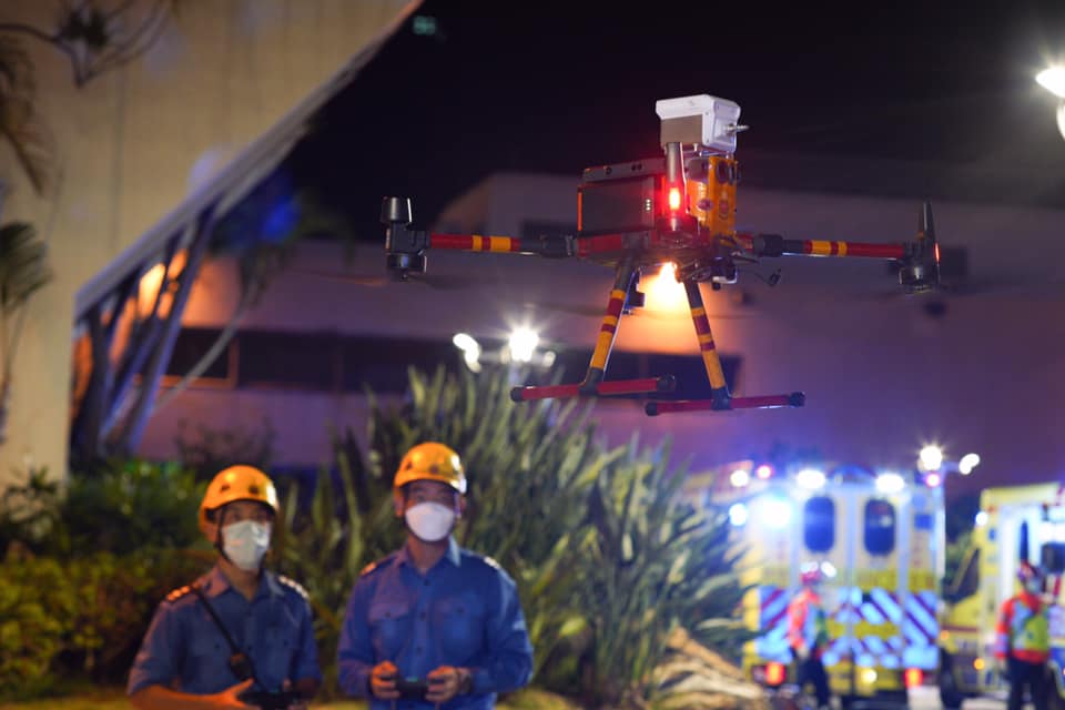消防处人员使用大型旋翼无人机模拟监察空气中有害气体的浓度。消防FB