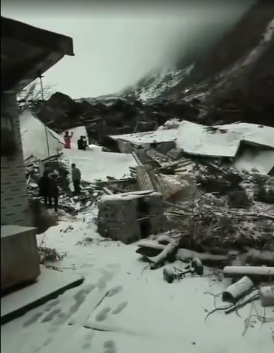 云南昭通发生山体滑坡，导致18户47人被埋，目前生死未卜。影片截图