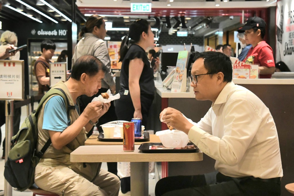 多間食肆、酒店及麵包店等商戶,推出堂食或部分商品享七一折優惠。何健勇攝 多間食肆、酒店及麵包店等商戶,推出堂食或部分商品享七一折優惠。何健勇攝
