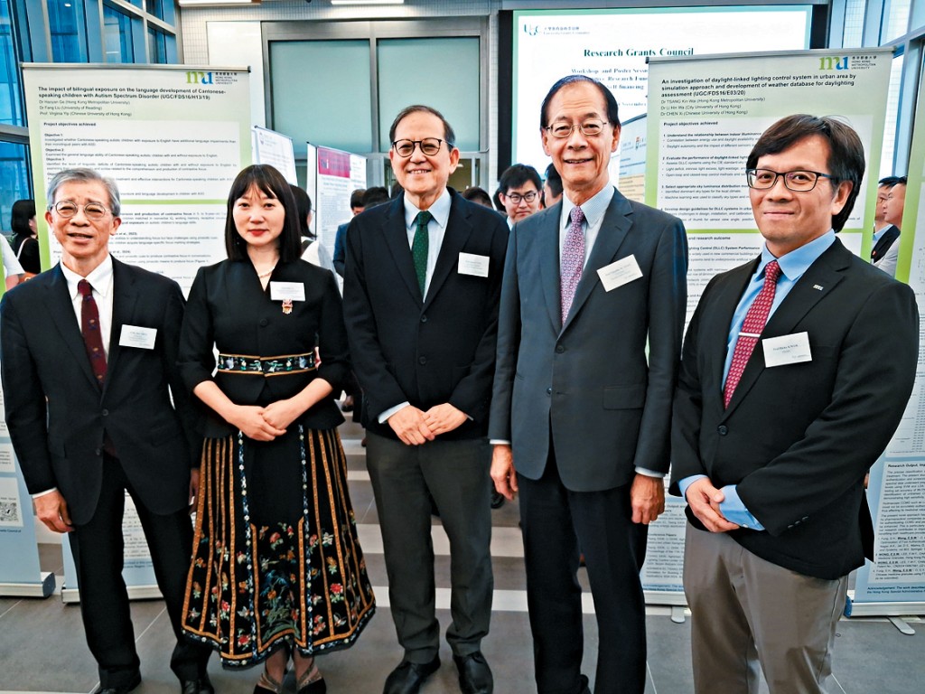 唐偉章（右二）受訪時表示，相信研資局未來數年的研究資助撥款將不受影響。鄧特抗（中）指出，本地學生申請博士獎學金的成功率較來自外地的學生高。