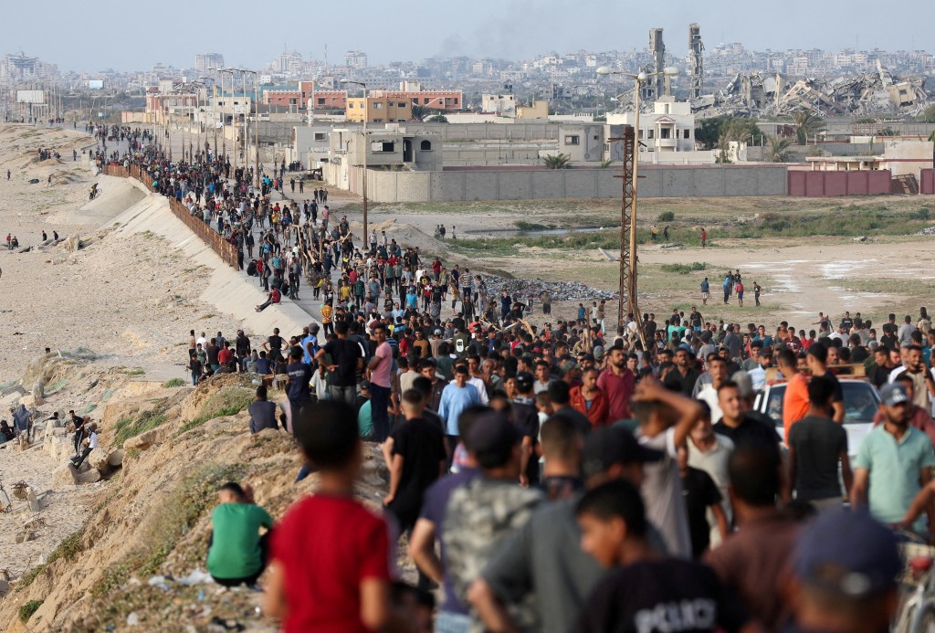加沙民众聚集在码头区等候领取粮食。路透社