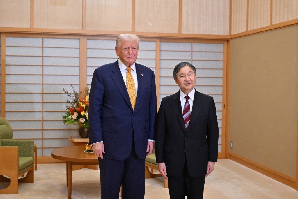 特朗普抵達日本後，即與德仁天皇見面。路透社