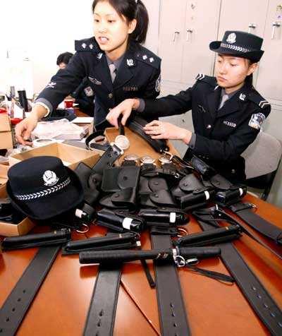 内地警察对使用枪械有严格限制。微博