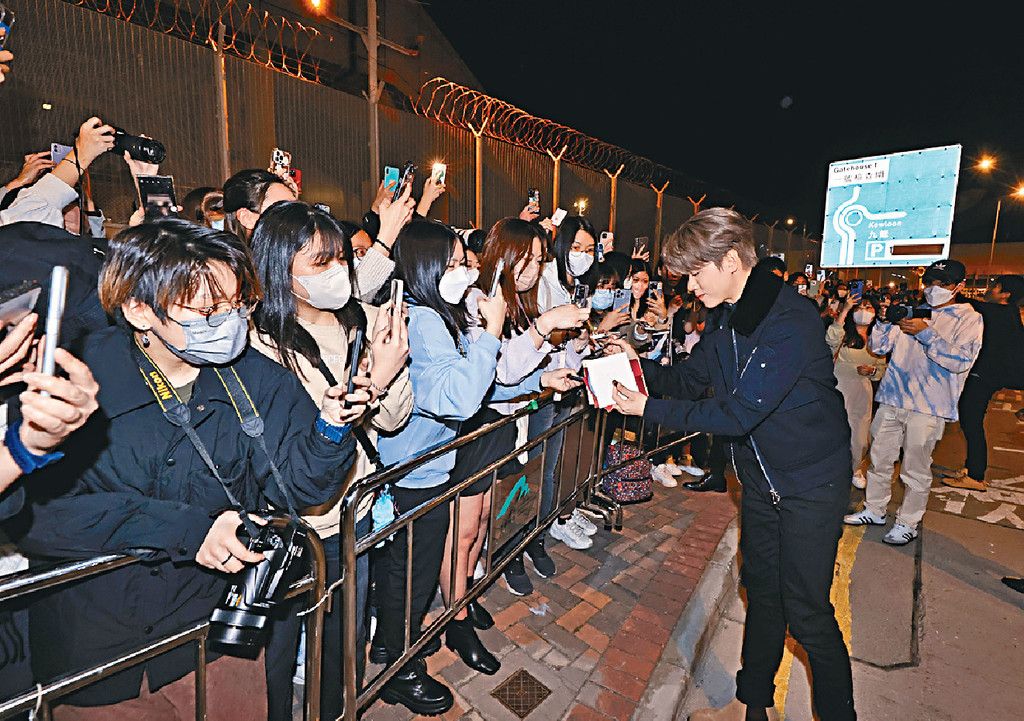 ■親民的軒仔下車跟粉絲簽名及合照。 ■親民的軒仔下車跟粉絲簽名及合照。