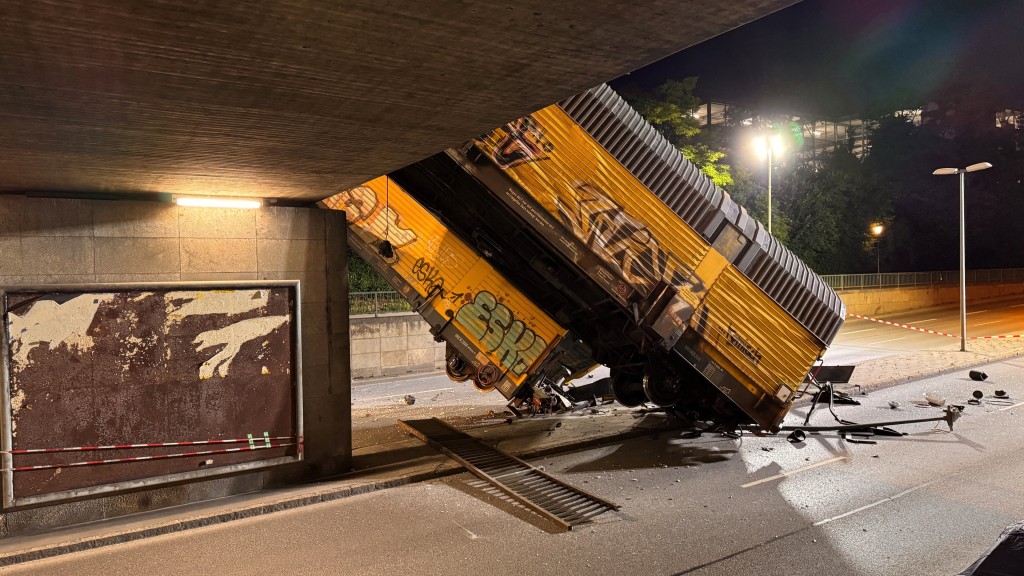 德國貨運列車相撞墮橋,1人重傷。 路透社 德國貨運列車相撞墮橋,1人重傷。 路透社