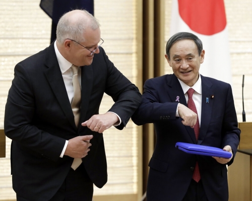 訪問東京的澳洲總理莫里森(Scott Morrison)與日本首相菅義偉會面。AP圖片