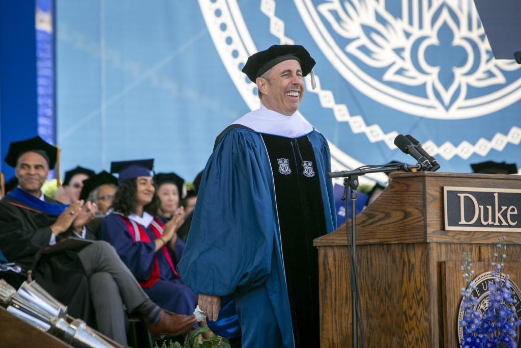宋飛在杜克大學接受榮譽博士學位。美聯社