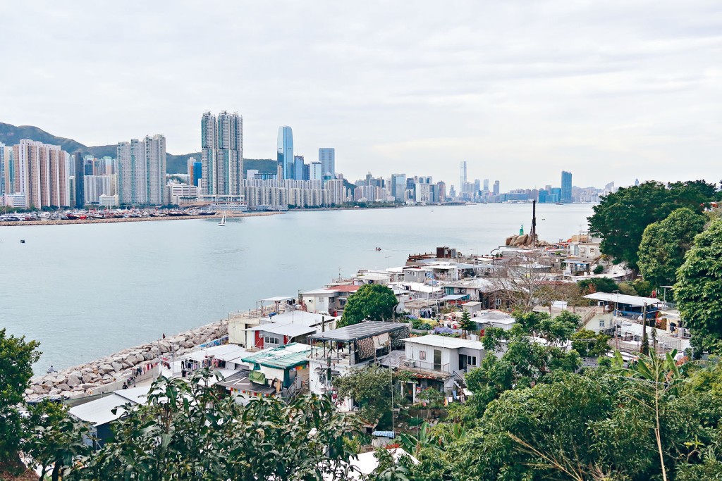 鯉魚門村近海，讓人誤會是一條漁村。