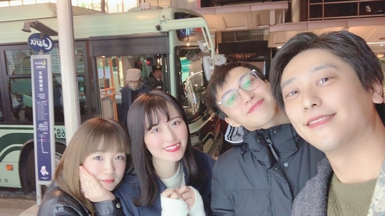 坤哥與愛子膊頭貼膊頭合照。
