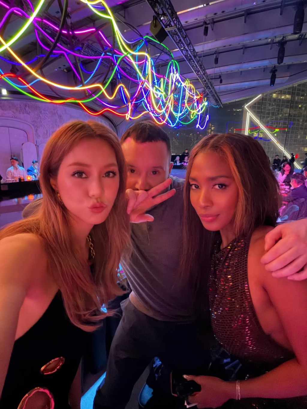 徐子淇身穿一襲設計獨特的黑色連身裙，腰間與肩帶飾以金色鏈條及不規則鏤空剪裁，在簡約中突顯高貴品味。
