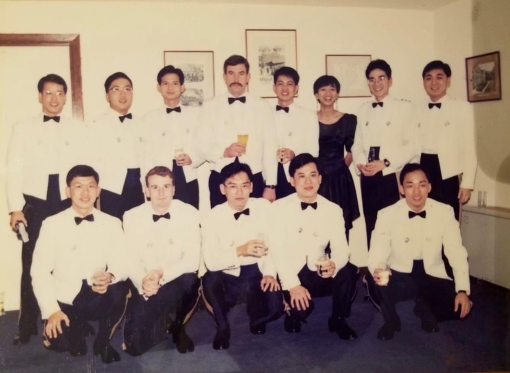 警務處副處長(國家安全)簡啟恩(前排中)於380-381期督察班結業時與多位同學合照。 警務處副處長(國家安全)簡啟恩(前排中)於380-381期督察班結業時與多位同學合照。