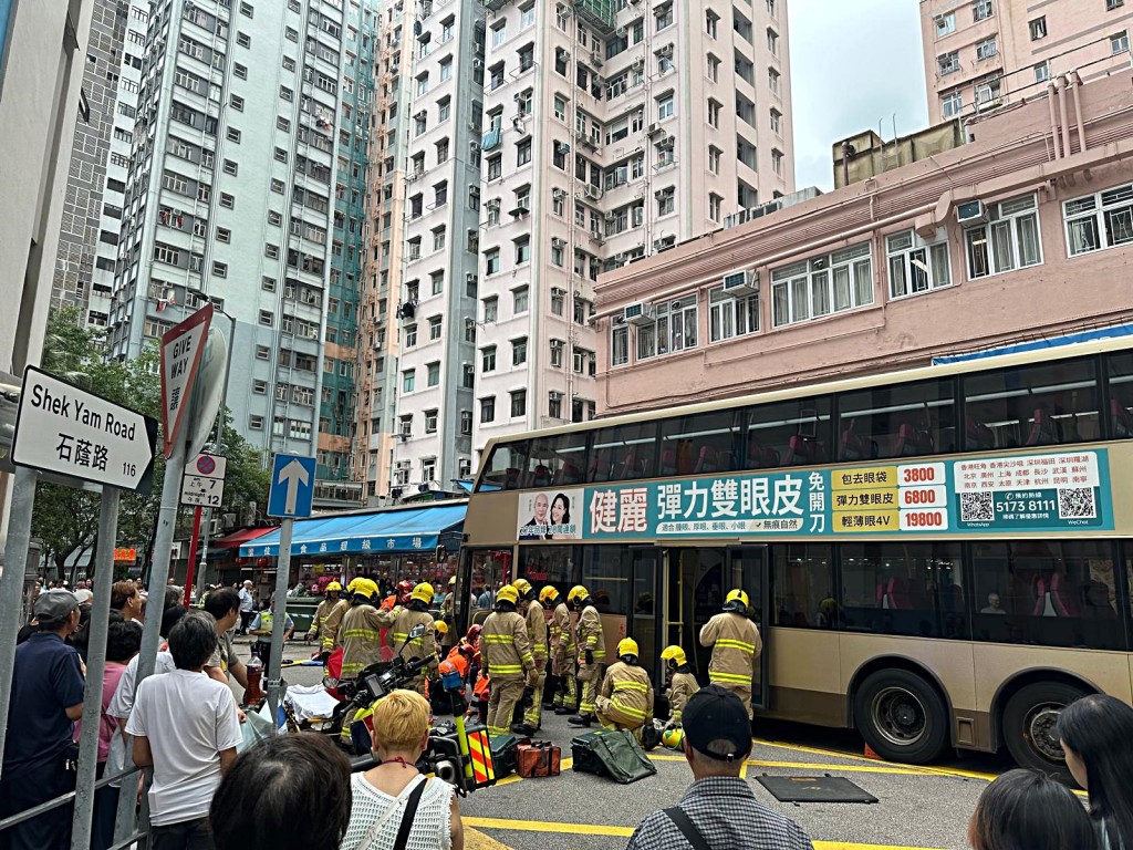 消防員將傷者救出。黃淑雯議員提供 消防員將傷者救出。黃淑雯議員提供