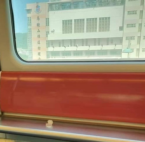 從窗外風景可見，列車正駛經馬鞍山恒安站附近。fb「澳門onX關注組-專頁」截圖