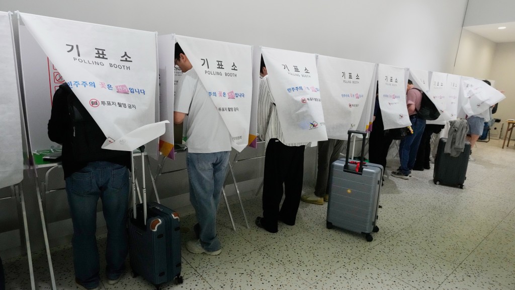南韩地方选举竟发生选票不足的荒谬情况,民众质疑影响选举公正。 美联社 南韩地方选举竟发生选票不足的荒谬情况,民众质疑影响选举公正。 美联社