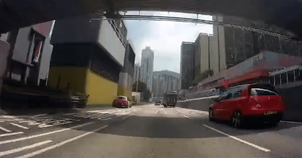 的士撞向路邊燈柱。fb：車cam L（香港群組）