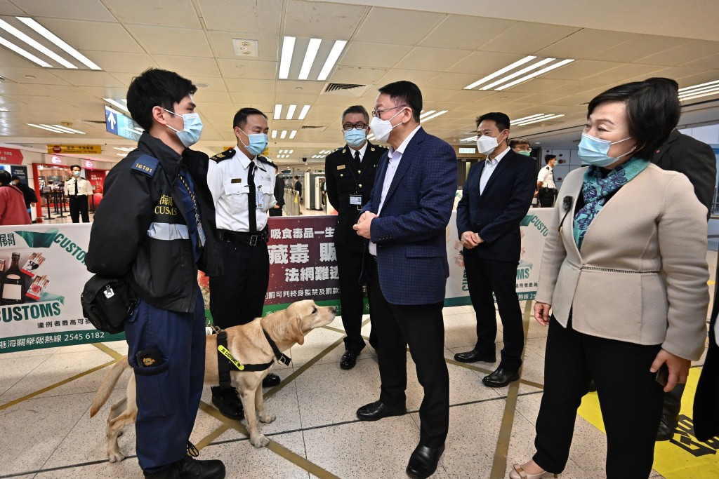陈国基（右三）和教育局局长蔡若莲（右一）探访当值的香港海关前线人员。政府新闻处