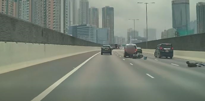 铁骑士幸未被私家车辗过。fb 车cam L（香港群组）  