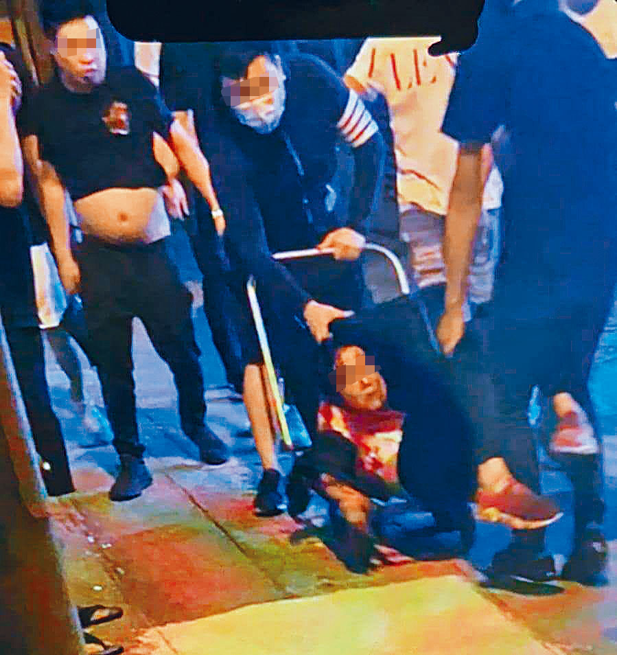 ■同门用手推车将被斩至重伤男子推落楼。